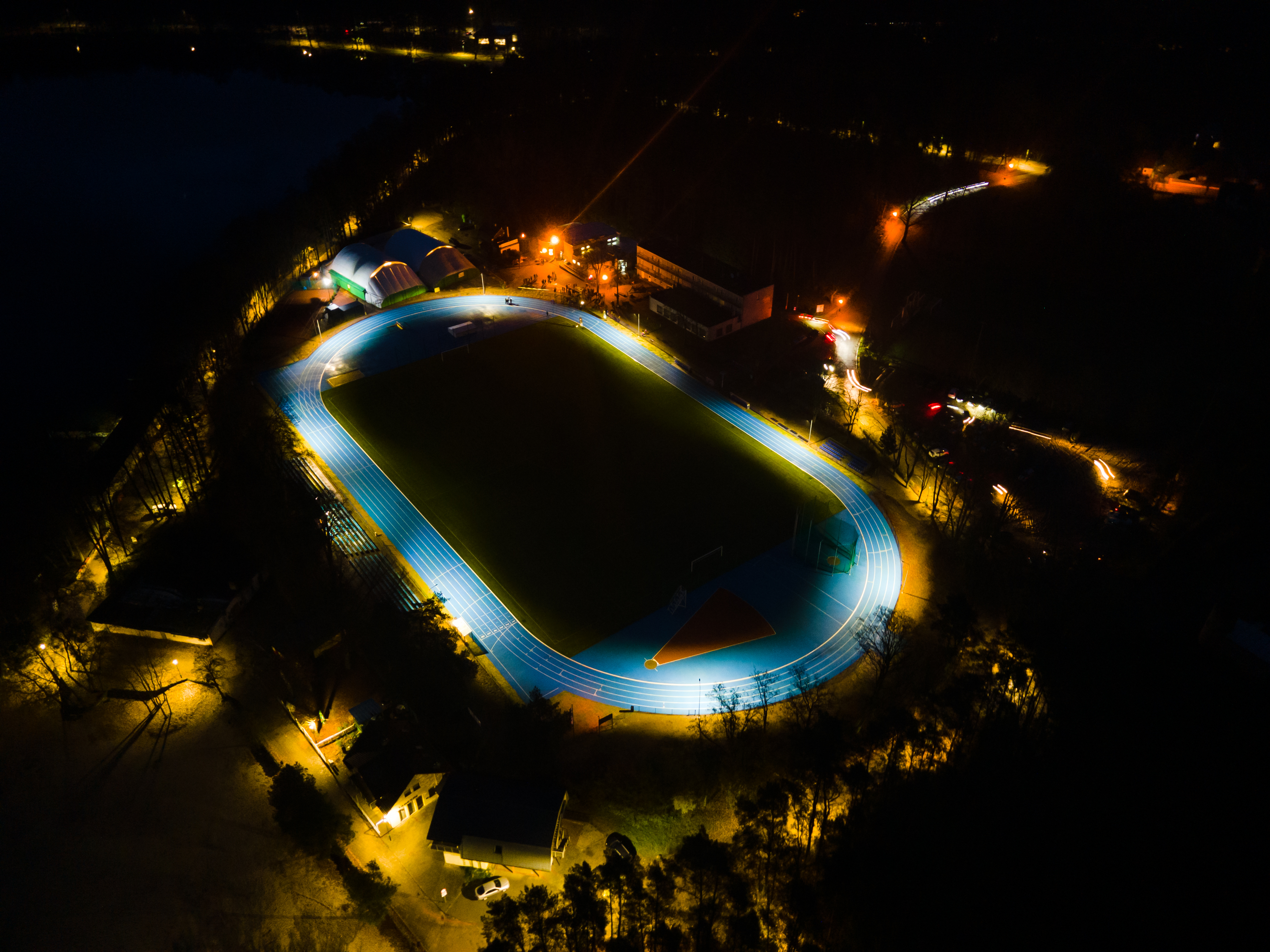 stadion z drona nocą